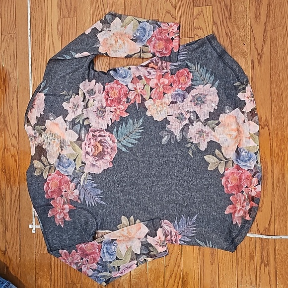 Pretty large floral print long, vneck, tunic top - Picture 9 of 9